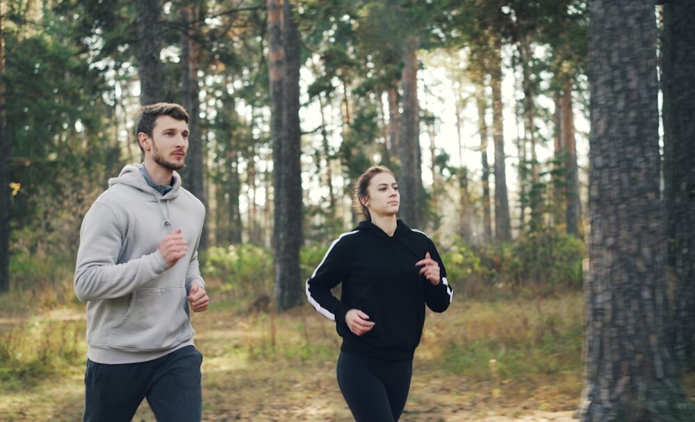 Person mit Fitness‑Tracker am Handgelenk prüft Datenschutzeinstellungen auf Smartphone