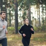 Person mit Fitness‑Tracker am Handgelenk prüft Datenschutzeinstellungen auf Smartphone