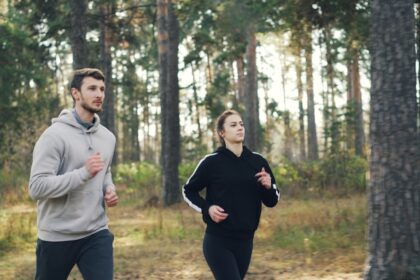 Person mit Fitness‑Tracker am Handgelenk prüft Datenschutzeinstellungen auf Smartphone