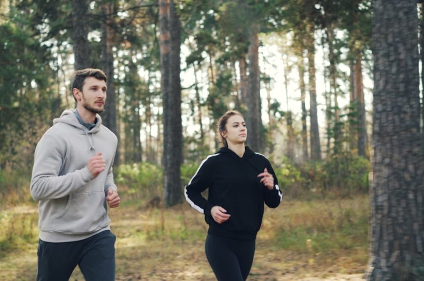 Person mit Fitness‑Tracker am Handgelenk prüft Datenschutzeinstellungen auf Smartphone