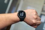 Vergleich von Garmin und Fitbit Fitness‑Trackern auf einem Arm
