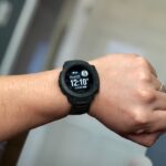 Vergleich von Garmin und Fitbit Fitness‑Trackern auf einem Arm