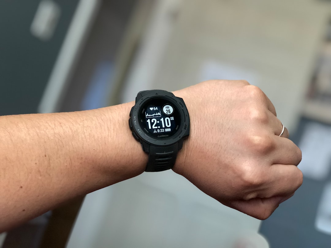 Vergleich von Garmin und Fitbit Fitness‑Trackern auf einem Arm