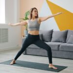Person führt effektive Home Workout Übungen ohne Geräte aus