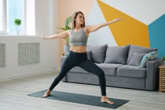 Person führt effektive Home Workout Übungen ohne Geräte aus
