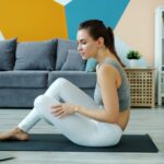 Person führt effektives Home Workout mit Fitness‑Tracker am Handgelenk aus