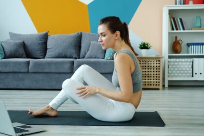 Person führt effektives Home Workout mit Fitness‑Tracker am Handgelenk aus