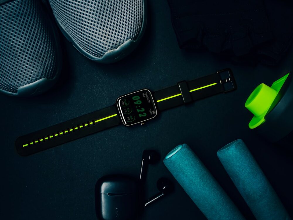 Person synchronisiert Fitnessdaten zwischen Smartphone und Health-Apps