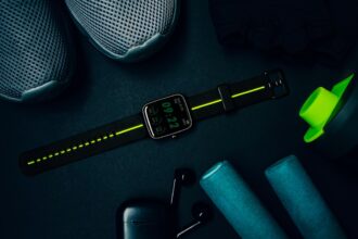 Person synchronisiert Fitnessdaten zwischen Smartphone und Health-Apps