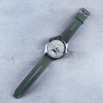 Kind mit Fitness‑Tracker am Handgelenk spielt im Freien