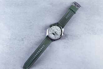 Kind mit Fitness‑Tracker am Handgelenk spielt im Freien