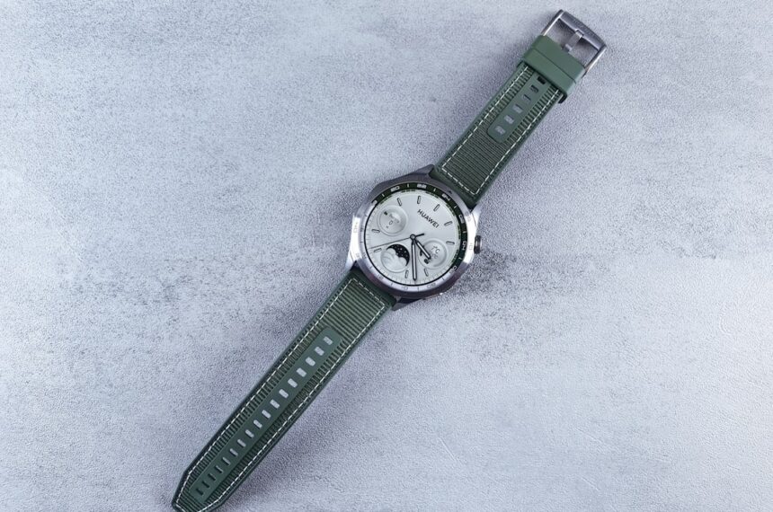 Kind mit Fitness‑Tracker am Handgelenk spielt im Freien