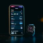 Frau mit Fitness‑Tracker am Handgelenk beim Joggen im Park