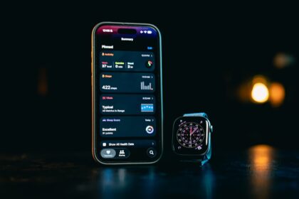 Frau mit Fitness‑Tracker am Handgelenk beim Joggen im Park