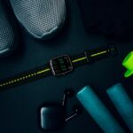 Wasserdichter Fitness‑Tracker am Handgelenk einer Schwimmerin im Pool