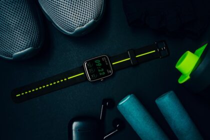 Wasserdichter Fitness‑Tracker am Handgelenk einer Schwimmerin im Pool