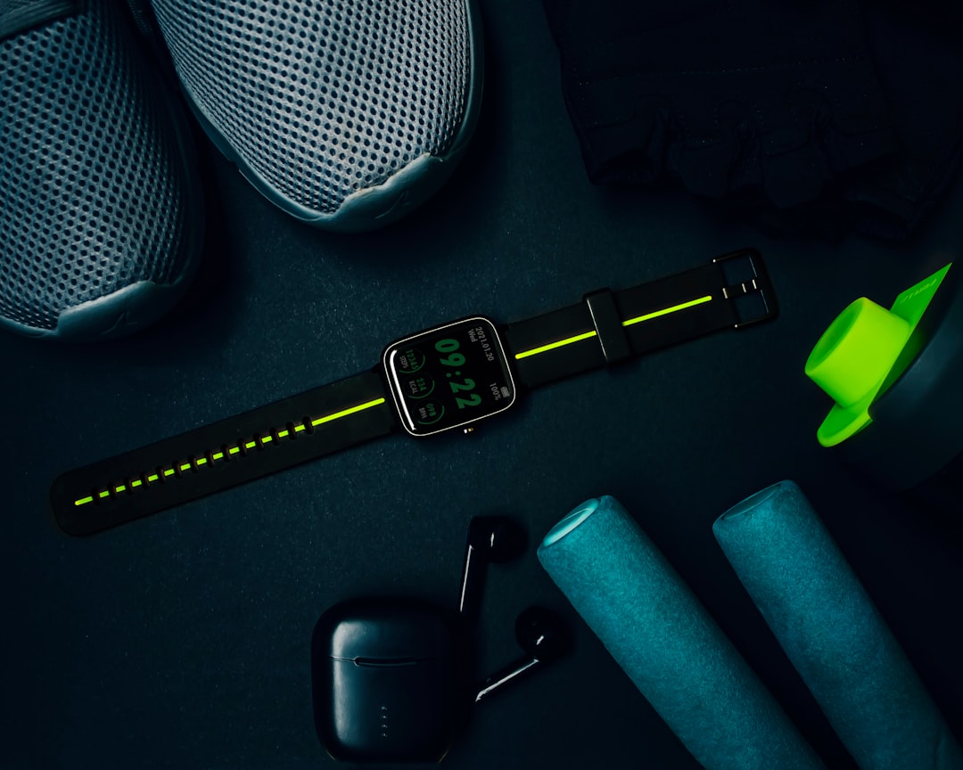 Wasserdichter Fitness‑Tracker am Handgelenk einer Schwimmerin im Pool