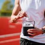 Person trackt Fitnessdaten mit Smartwatch zur Gewichtsabnahme