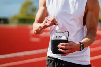 Person trackt Fitnessdaten mit Smartwatch zur Gewichtsabnahme