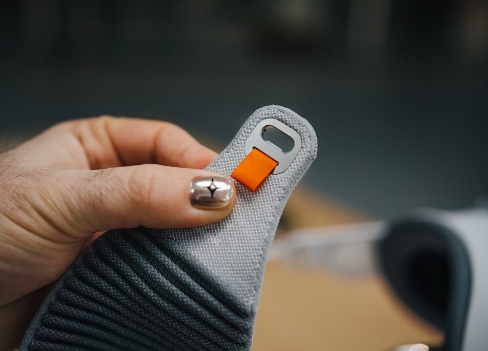 Person verlängert Akkulaufzeit ihres Fitness-Trackers durch Einstellungen am Smartphone