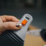 Person verlängert Akkulaufzeit ihres Fitness-Trackers durch Einstellungen am Smartphone