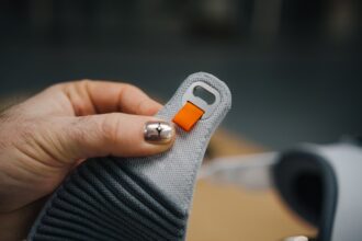 Person verlängert Akkulaufzeit ihres Fitness-Trackers durch Einstellungen am Smartphone
