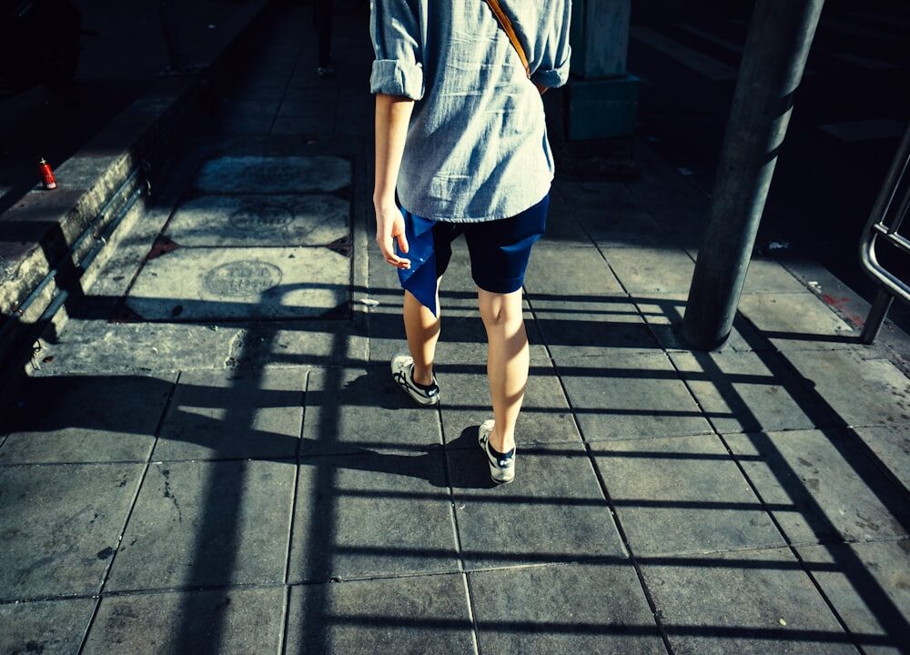 Person entdeckt versteckte Fitness-Tracker Funktionen auf Smartwatch.