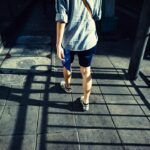 Person entdeckt versteckte Fitness-Tracker Funktionen auf Smartwatch.