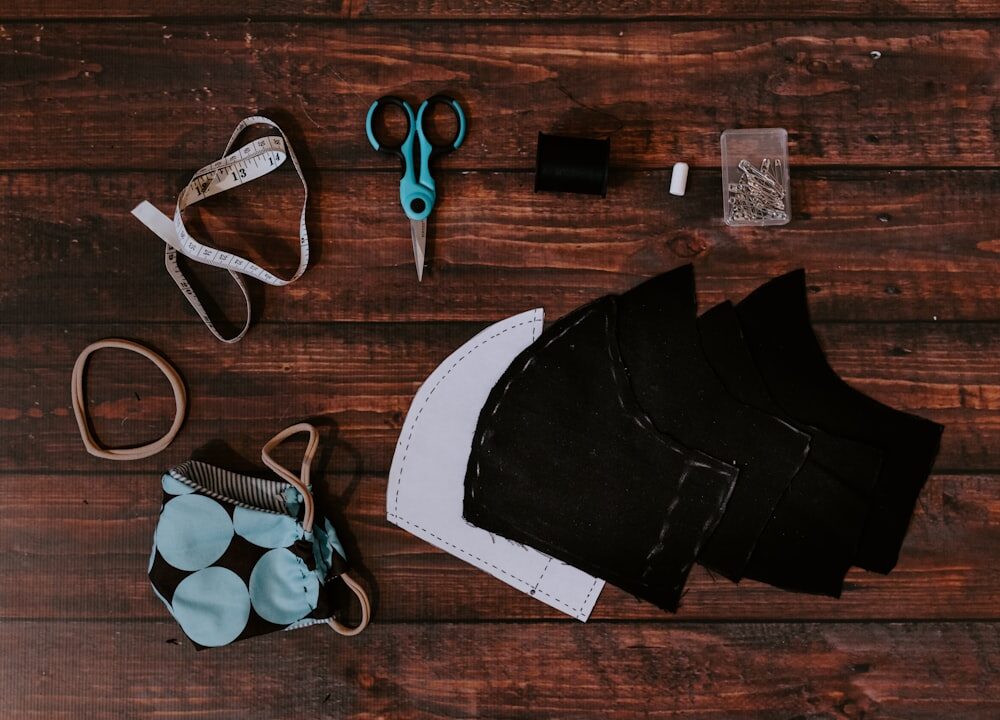 Person misst Blutdruck mit modernem Wearable Fitness‑Tracker