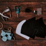 Person misst Blutdruck mit modernem Wearable Fitness‑Tracker