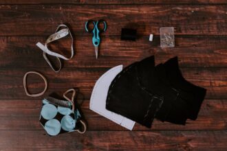 Person misst Blutdruck mit modernem Wearable Fitness‑Tracker