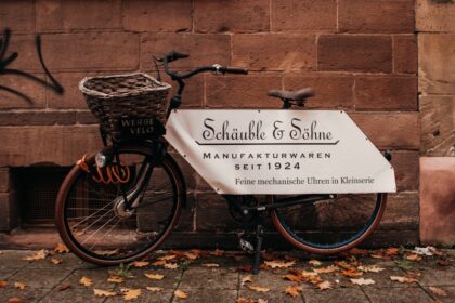 Ein modernes Indoor-Cycling-Bike von GRUNDIG mit einem digitalen Display für Trainingsdaten, ideal für effektives Ausdauertraining zu Hause.