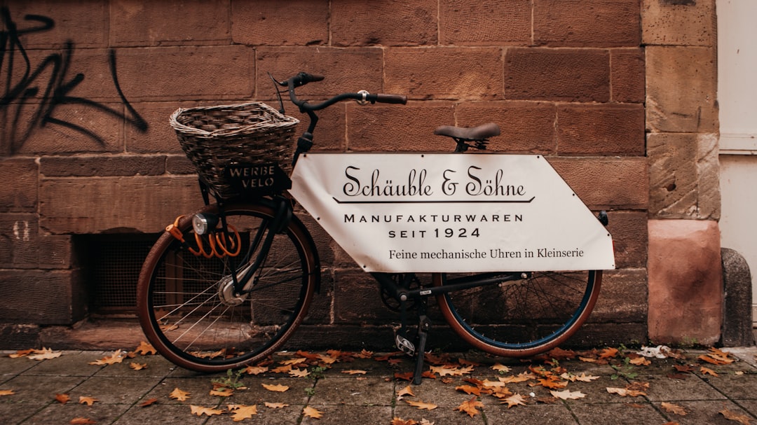 Ein modernes Indoor-Cycling-Bike von GRUNDIG mit einem digitalen Display für Trainingsdaten, ideal für effektives Ausdauertraining zu Hause.