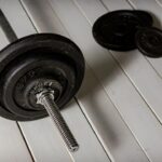 Verstellbare Kurzhantel mit Gewichten von 24 bis 40 kg, ideal für platzsparendes Krafttraining zu Hause.