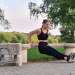 Zwei Fitness-Tracker am Handgelenk zeigen unterschiedliche Ruhephasen-Daten an, während eine Person entspannt auf einer Yogamatte sitzt.