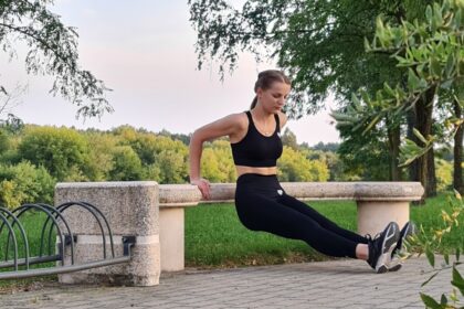 Zwei Fitness-Tracker am Handgelenk zeigen unterschiedliche Ruhephasen-Daten an, während eine Person entspannt auf einer Yogamatte sitzt.