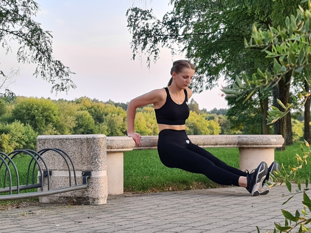 Zwei Fitness-Tracker am Handgelenk zeigen unterschiedliche Ruhephasen-Daten an, während eine Person entspannt auf einer Yogamatte sitzt.