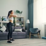 Person führt effektives Körpergewicht-Workout zu Hause aus