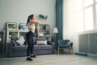Person führt effektives Körpergewicht-Workout zu Hause aus