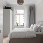 Verstellbare Hanteln von 24 bis 40 kg auf einem Trainingsgerät, umgeben von Fitness-Trackern und einer Sporttasche.