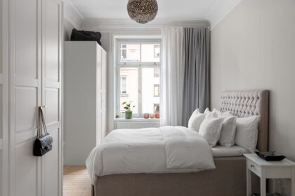 Verstellbare Hanteln von 24 bis 40 kg auf einem Trainingsgerät, umgeben von Fitness-Trackern und einer Sporttasche.