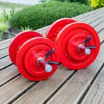 Verstellbare Kurzhanteln mit Gewichtsstufen von 24 bis 40 Kilogramm auf einem Trainingsmattenboden.