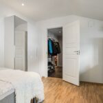 Verstellbare Hanteln von 24 bis 40 kg auf einem Trainingsgerät, umgeben von einem Fitness-Tracker und einer Sporttasche.