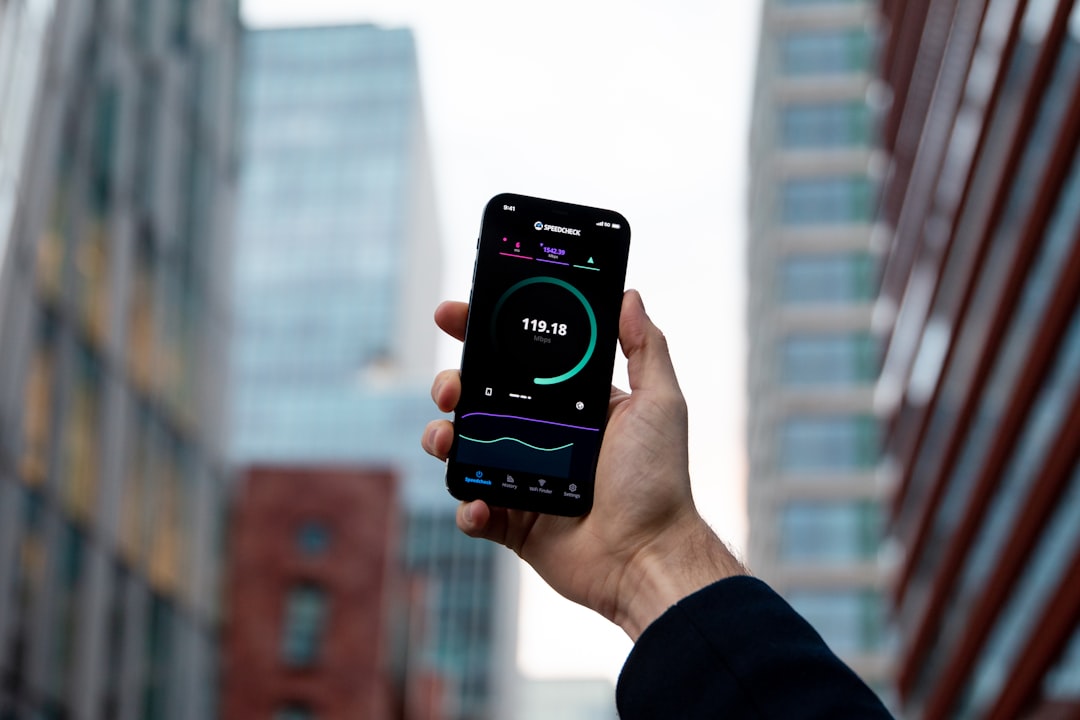 Eine moderne Körperfettwaage mit Smartphone-App auf einem hellen Boden, die Körperdaten wie Gewicht und Fettanteil misst und auf dem Display anzeigt.