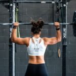 Gelbes Latex-Widerstandsband 15LB für Kraft- und Dehnübungen im Fitness-Training.